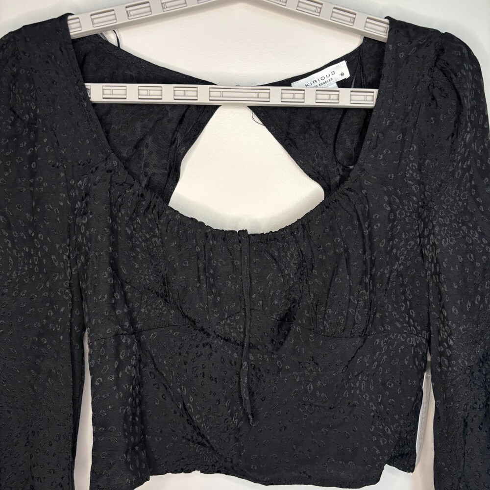 KIRIOUS NEW Cropped Long Sleeve Lightweight Top Womens M Keyhole Stretch Scoop
